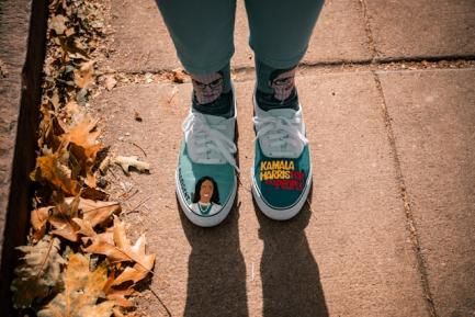 Deportivas customizadas para dar apoyo a Kamala Harris. Foto de Colin Lloyd on Unsplash