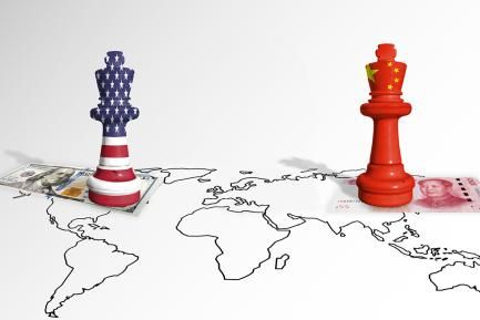 Mapa del mundo con piezas de ajedrez con las banderas estadounidense y china