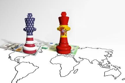Mapa del mundo con piezas de ajedrez con las banderas estadounidense y española