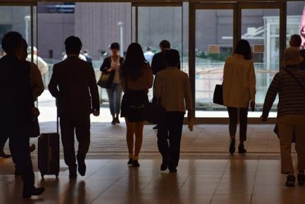 Imagen de personas sugiriendo turismo internacional. Photo by Srinivasan Venkataraman on Unsplash