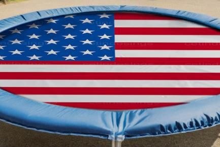 Cama elástica redonda con la bandera de los Estados Unidos