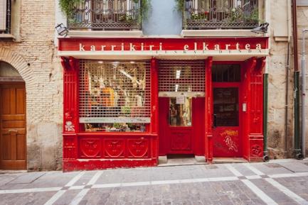 Escaparate de un comercio en una calle de Euskadi. Photo by Marco de Luca on Unsplash
