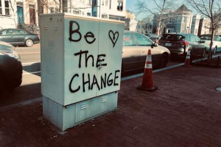 Pintada callejera "Be the change" ("Sé el cambio"). Photo by Maria Thalassinou on Unsplash