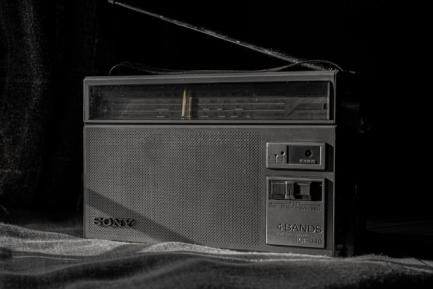 Transistor de radio. Photo by Muhammad Hussam on Unsplash