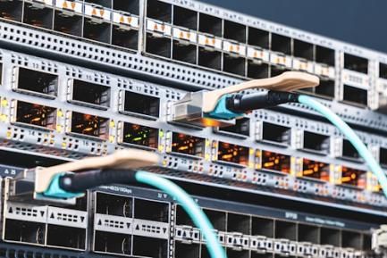 Cables conectados a puertos USB. Photo by Lightsaber Collection on Unsplash