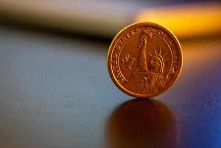 Moneda de dólar con la efigie de la Estatua de la Libertad. Photo by Derrick Treadwell