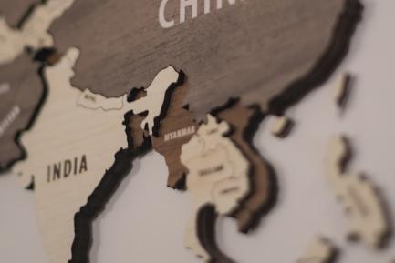 Mapa parcial de Asia hecho en madera con China e India destacados. Photo by Goodman Vhamdyo on Unsplash