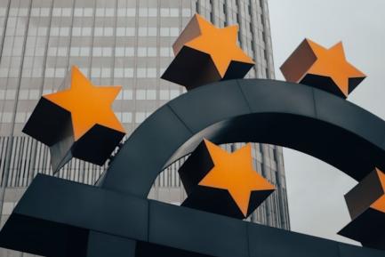 Detalle del símbolo del euro ante la sede del BCE. Photo by Christian Lue on Unsplash