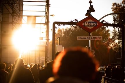Imagen de gente en frente de una parada de metro de Madrid. Photo by David Monje on Unsplash