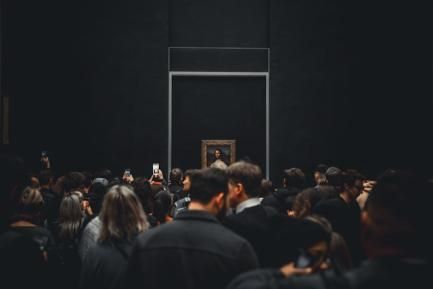 Turistas fotografiando La Gioconda en el Museo del Louvre. Photo by Pieter Benedictus on Unsplash