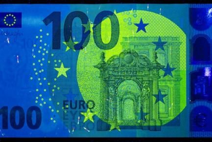 Billete de 100 euros visto con rayos X. Photo by Immo Wegmann on Unsplash