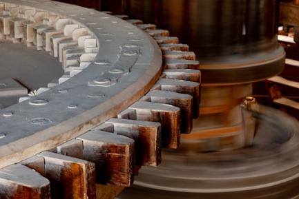 Engranajes industriales. Photo by Malcolm Lightbody on Unsplash