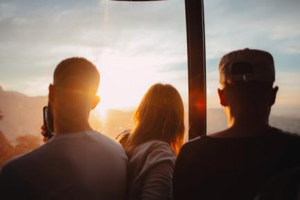 Tres jóvenes de espaldas a contraluz. Foto by Elizeu Dias on Unsplash