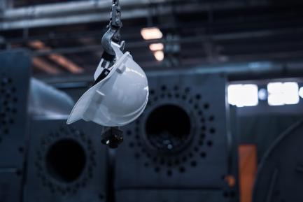 Casco blanco de obrero en una planta industrial. Photo by Umit Yildirim on Unsplash