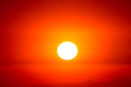 Sol ardiente sobre cielo rojo para ilustrar un artículo de CaixaBank Research sobre el impacto del cambio climático en la economía y en el turismo. Photo by Luis Graterol on Unsplash