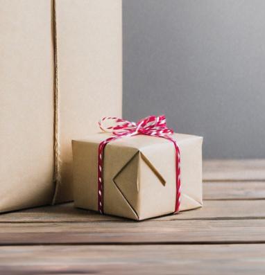 Regalo grande y regalo pequeño para ilustrar la desigualdad de ingresos