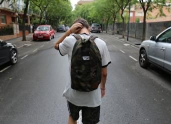 Joven de espaldas caminando por la calle. Photo by Jesús Rodríguez on Unsplash