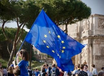 Bandera de la Unión Europea ondeando en Roma. Photo by Antoine Schibler on Unsplash