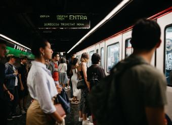 Andén de metro. Photo by Emrecan Arik on Unsplash