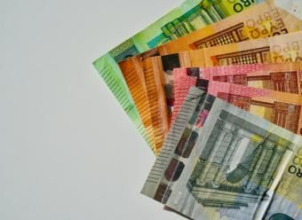 Billetes de euro. Photo by John Vid on Unsplash