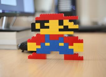 Figurita de Super Mario hecha con piezas de lego. Foto de Sahand Babli en Unsplash