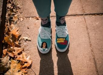 Deportivas customizadas para dar apoyo a Kamala Harris. Foto de Colin Lloyd on Unsplash