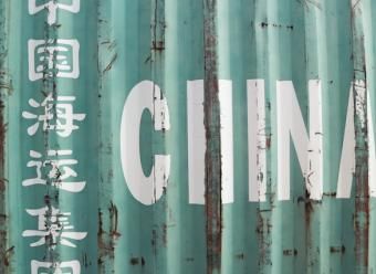 Contendor de mercancías con el letrero "China". Photo by Zalfa Imani on Unsplash