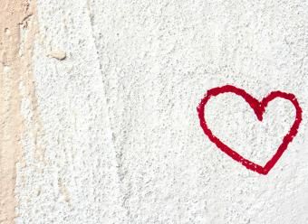 Corazón rojo pintado en una pared