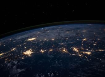 Mapa del mundo de noche de la Nasa. Photo by NASA on Unsplash