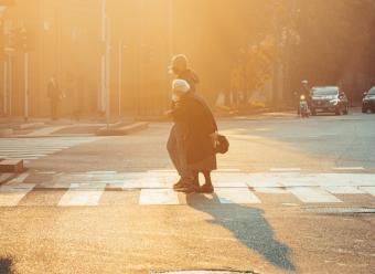 Hombre cruzando a señora mayor en un paso de cebra. Photo by Mikita Yo on Unsplash