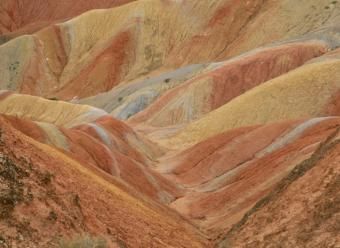 Paisaje de colinas rojizas en Zhangye, Gansu, China. Photo by Katie Chen on Unsplash