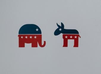 Dibujos de un elefante y un burro con los colores de la bandera de EE. UU. para 