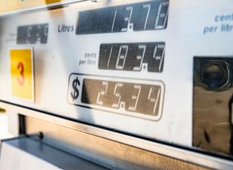 Surtidor de gasolina para ilustrar un artículo de análisis económico de CaixaBan